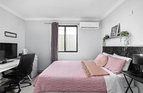 Mascot Casa | Sunny Rooms Mascot