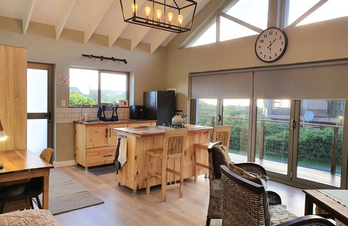 Brenton-on-Sea Apartamento | Sunny, safe, private loft by Fisherman's Walk and beach, in Brenton on sea