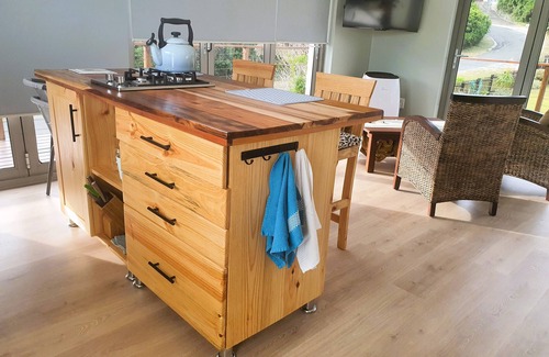 Brenton-on-Sea Apartamento | Sunny, safe, private loft by Fisherman's Walk and beach, in Brenton on sea