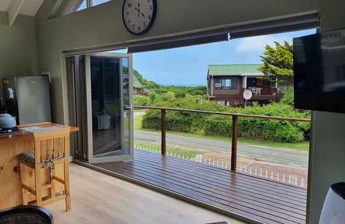 Brenton-on-Sea Apartamento | Sunny, safe, private loft by Fisherman's Walk and beach, in Brenton on sea