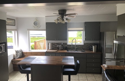 Chemainus Cabaña | Sunny Saltair Seaview Cottage con jacuzzi privado