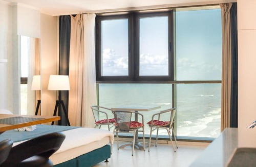 Herzliya Pituach Apartamento | Sunny sea view studio