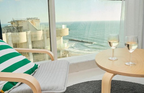 Herzliya Pituach Apartamento | Sunny sea view studio