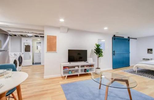 Crestwood Apartamento | SUNNY, SERENE & CENTRALLY-Located STUDIO *PRIVACY *COMFORT *5-STARS