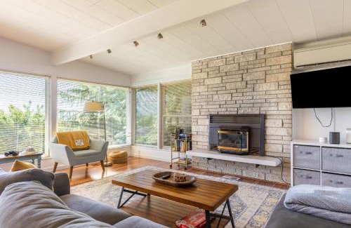 Freeland Casa | Sunny Side Island Retreat by AvantStay Backyard