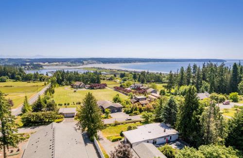 Freeland Casa | Sunny Side Island Retreat by AvantStay Backyard