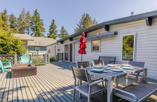 Freeland Casa | Sunny Side Island Retreat by AvantStay Backyard
