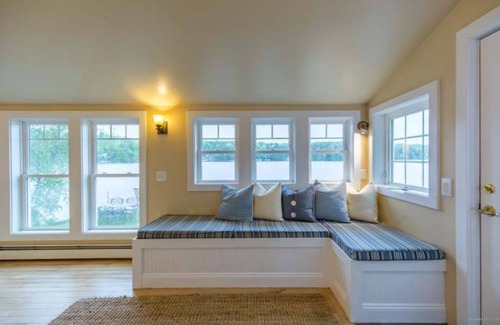 Oakland Casa | Soleada, espaciosa y actualizada cabaña del lago: ¡increíbles vistas y pasos desde el agua!