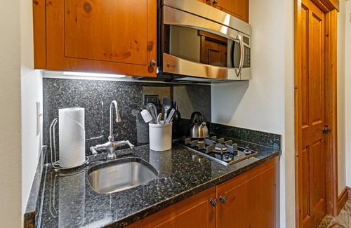 Stowe Area Apartamento | Sunny Spruce Studio in the Lodge at Spruce Peak