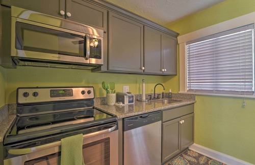 Kenwood Cabaña | Sunny St. Pete Cottage ~ 1 Mi to Tropicana Field!