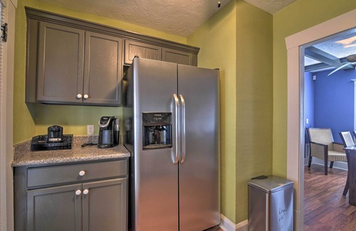 Kenwood Cabaña | Sunny St. Pete Cottage ~ 1 Mi to Tropicana Field!