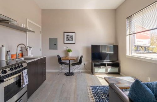 Belmont Apartamento | Sunny Studio Apartment - Food Carts, Coffee & Bars