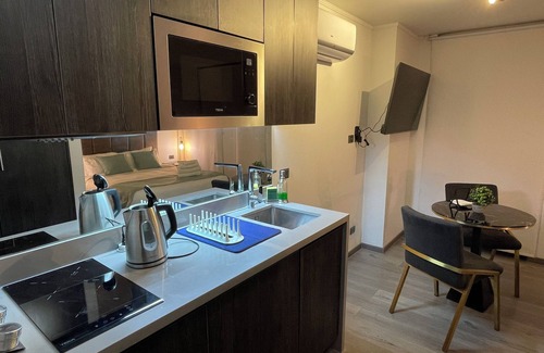 Downtown Santiago Apartamento | Sunny Studio in the Center of Santiago: Your Cozy City Escape.