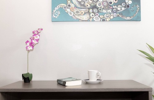 Midway District Casa | Sunny Studio Near All! 💜 of Restaurant Row w/HBO