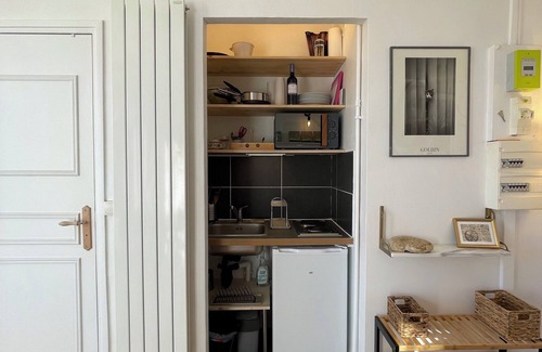 20th Arrondissement Apartamento | Sunny Studio with Balcony & Panoramic View