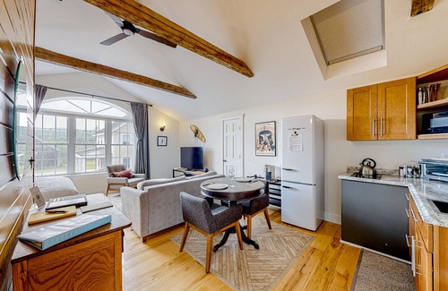 Waterbury Center Apartamento | Sunny suite in a 1790s farmhouse with shared hot tub & deck - near bike/hike/ski