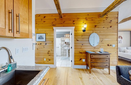 Waterbury Center Apartamento | Sunny suite in a 1790s farmhouse with shared hot tub & deck - near bike/hike/ski