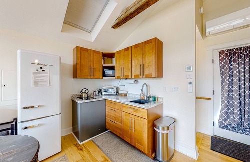 Waterbury Center Apartamento | Sunny suite in a 1790s farmhouse with shared hot tub & deck - near bike/hike/ski