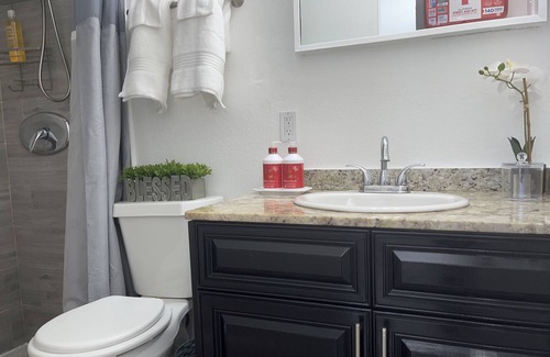 Coral Heights Apartamento | Sunny Sweet Studio for 2 guests With free Parking/Wifi, close to the Beach!