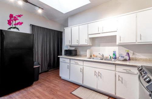 Columbus Casa | Sunny Sweetheart-Front Apartment near Riverwalk