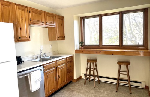 Brunswick Apartamento | Sunny Tree Top 2BR Next to Bowdoin Downtown Brunswick