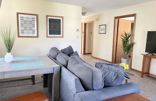 Brunswick Apartamento | Sunny Tree Top 2BR Next to Bowdoin Downtown Brunswick