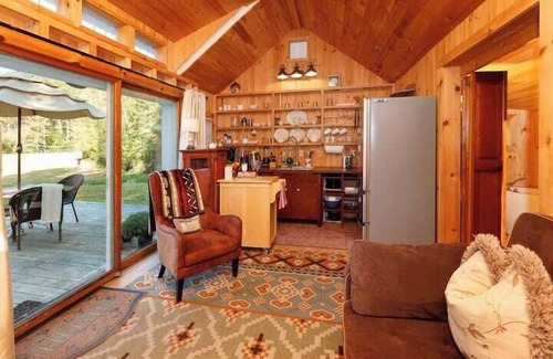 Whitefield Casa | Sunny Waterfront Cottage on Private Lake