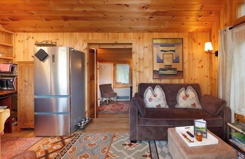 Whitefield Casa | Sunny Waterfront Cottage on Private Lake