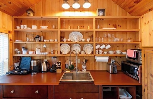 Whitefield Casa | Sunny Waterfront Cottage on Private Lake