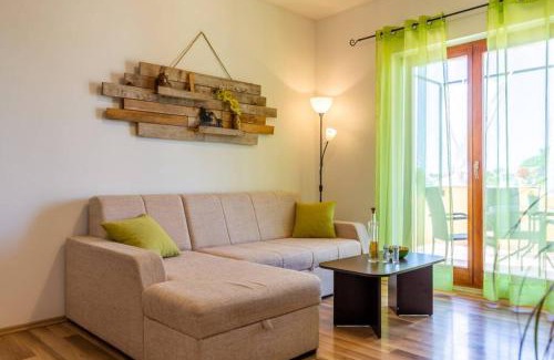 Svetvincenat Casa | Sunny yellow house with a pool