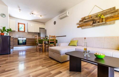 Svetvincenat Casa | Sunny yellow house with a pool