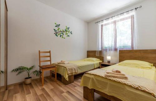 Svetvincenat Casa | Sunny yellow house with a pool