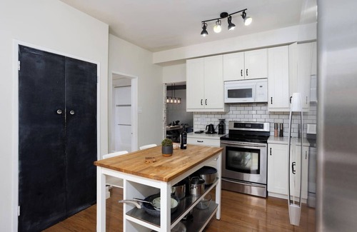 Sunnyside Casa | Sunnyside-3 br in Trendy Kensington-AC-Garage
