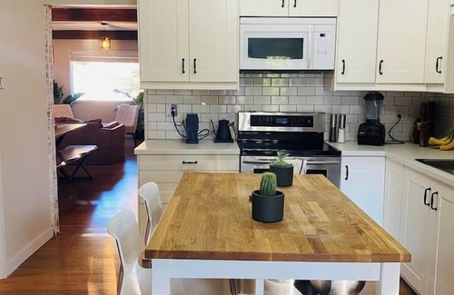 Sunnyside Casa | Sunnyside-3 br in Trendy Kensington-AC-Garage