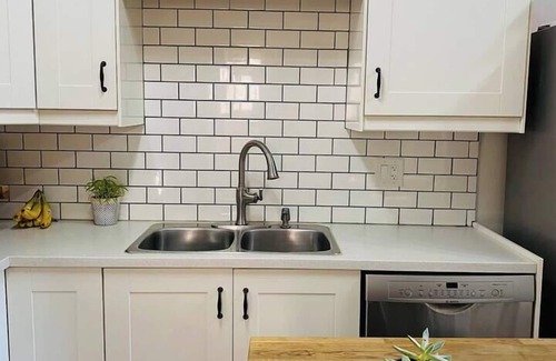 Sunnyside Casa | Sunnyside-3 br in Trendy Kensington-AC-Garage