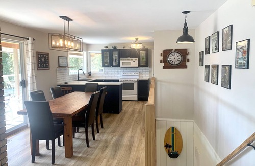 Celista Casa | Sunnyside Lakehouse - Semi-Waterfront - Shuswap Vacations & Sledding Accommodation