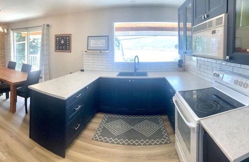 Celista Casa | Sunnyside Lakehouse - Semi-Waterfront - Shuswap Vacations & Sledding Accommodation