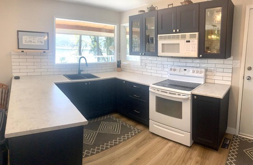 Celista Casa | Sunnyside Lakehouse - Semi-Waterfront - Shuswap Vacations & Sledding Accommodation