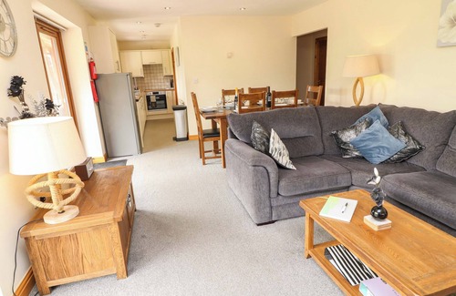 Aubourn Cabaña | SUNNYSIDE LODGE, pet friendly, with hot tub in Thorpe-On-The-Hill