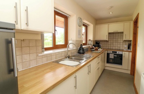 Aubourn Cabaña | SUNNYSIDE LODGE, pet friendly, with hot tub in Thorpe-On-The-Hill