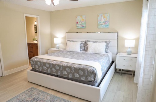 Anona Apartamento | Sunnyside Palms - 2BR, Poolside, 5 min to Beach