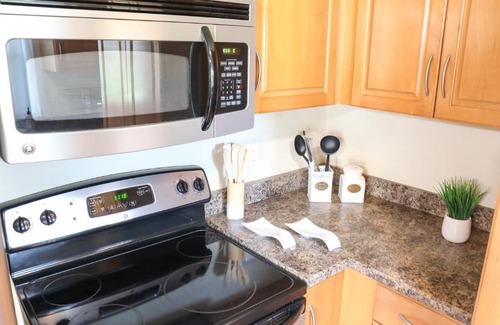 Anona Apartamento | Sunnyside Palms - 2BR, Poolside, 5 min to Beach
