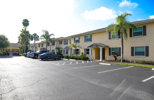 Anona Apartamento | Sunnyside Palms - 2BR, Poolside, 5 min to Beach