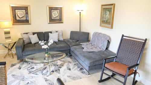 Anona Apartamento | Sunnyside Palms - 2BR, Poolside, 5 min to Beach
