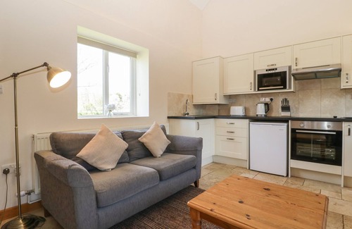 Loxton Cabaña | SUNNYSIDE, pet friendly, character holiday cottage in Bleadon