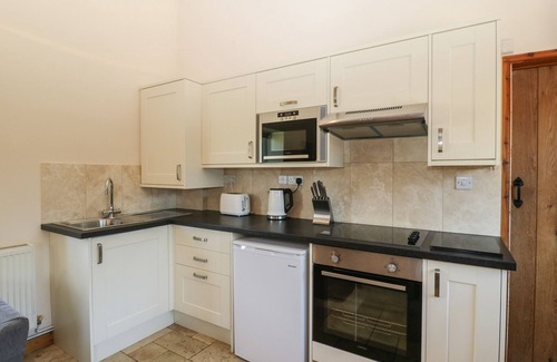 Loxton Cabaña | SUNNYSIDE, pet friendly, character holiday cottage in Bleadon