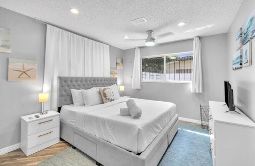 Beachway Estates Casa | SunnySide Pompano 2/2 - Vibrant Home with Pool