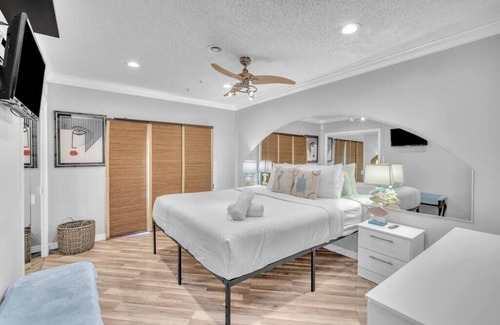 Beachway Estates Casa | SunnySide Pompano 2/2 - Vibrant Home with Pool