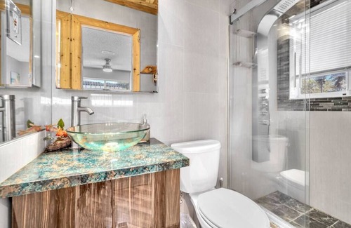 Beachway Estates Casa | SunnySide Pompano 2/2 - Vibrant Home with Pool