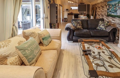 Goxhill Cabaña | SUNNYSIDE, romantic, with hot tub in Barrow-Upon-Humber